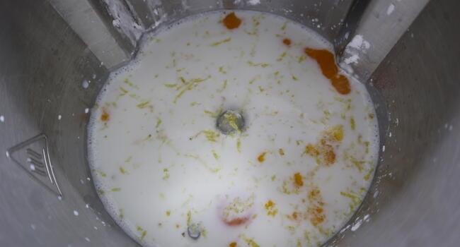 Echamos los ingredientes en el vaso para hacer la crema pastelera