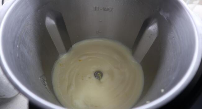 Echamos la crema pastelera en una manga y reservamos