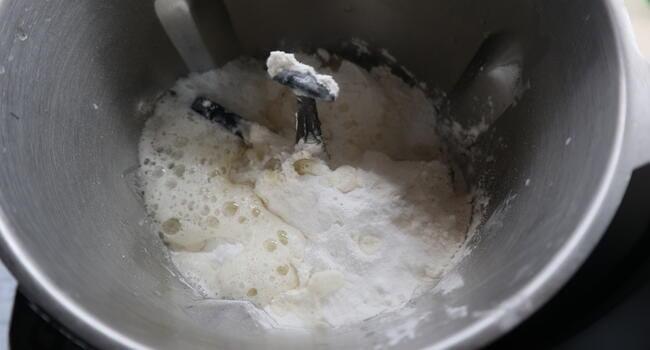 Echamos ahora los ingredientes para hacer la masa del bizcocho
