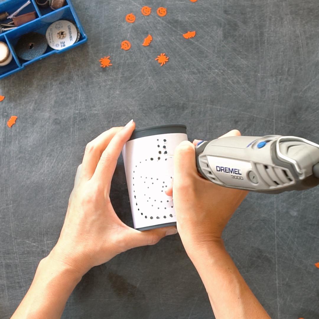 Plantillas para hacer unos farolillos con latas para Halloween