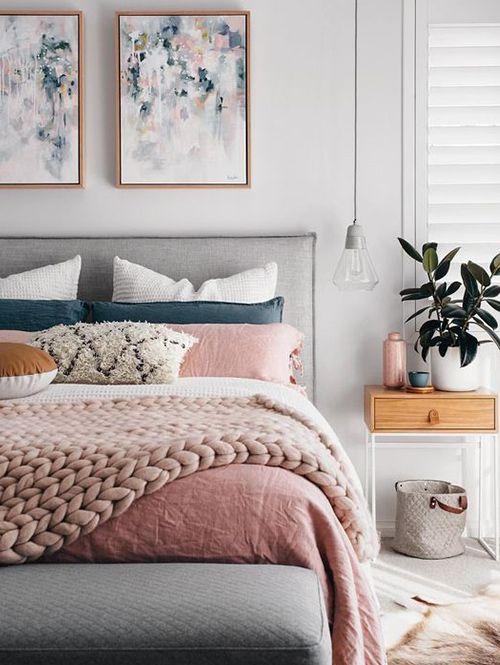 Dormitorio rosa con texturas.