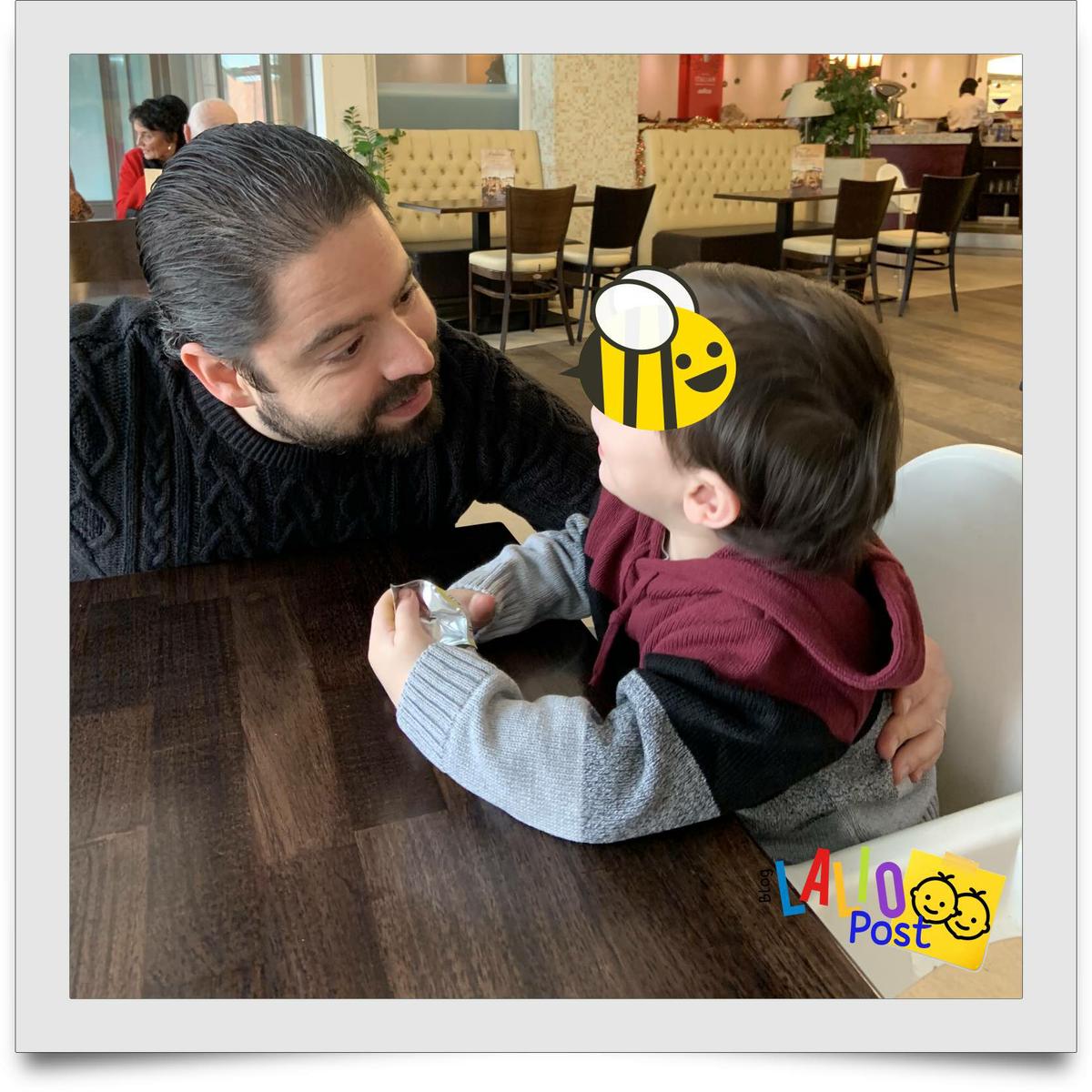 padre e hijo en una cafetería. Niño pequeño sentado en una trona IKEA 