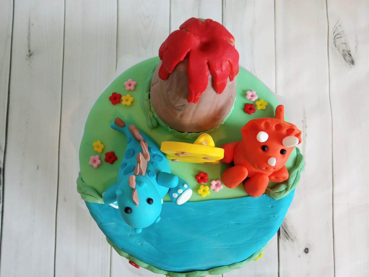 Vista cenital tarta dinosaurios