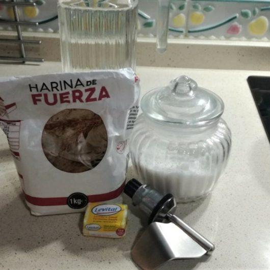 Los ingredientes necesarios para hacer la masa de pizza normal en Mambo