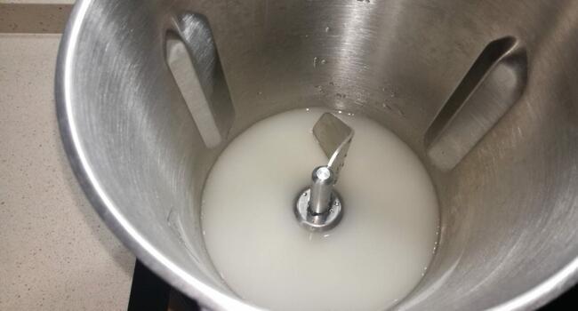 Calentamos el agua con la levadura en la jarra