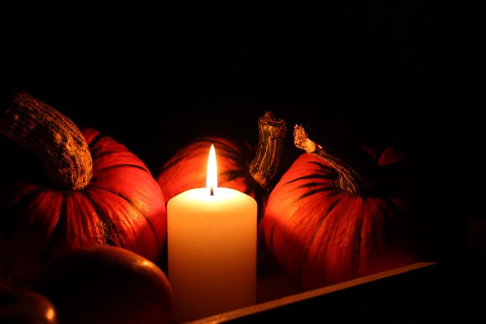 Decoración de Halloween ecológico y natural, velas y calabazas