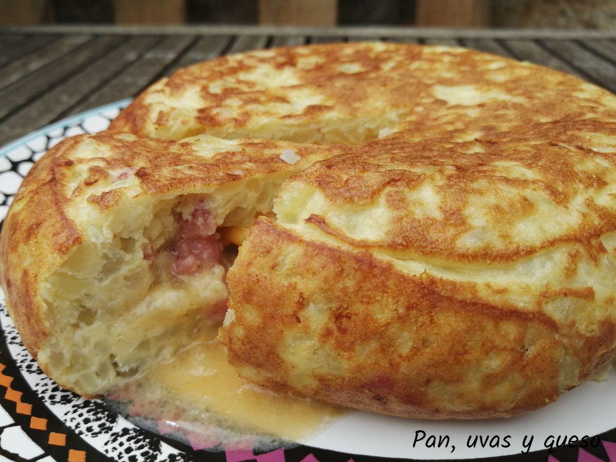 tortilla rellena de longaniza - pan uvas y queso