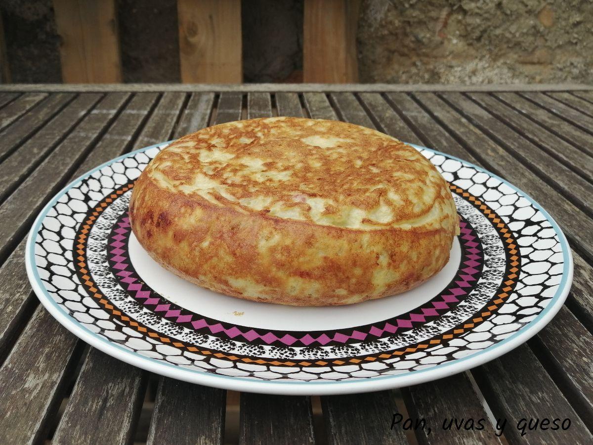 tortilla rellena de longaniza - pan uvas y queso