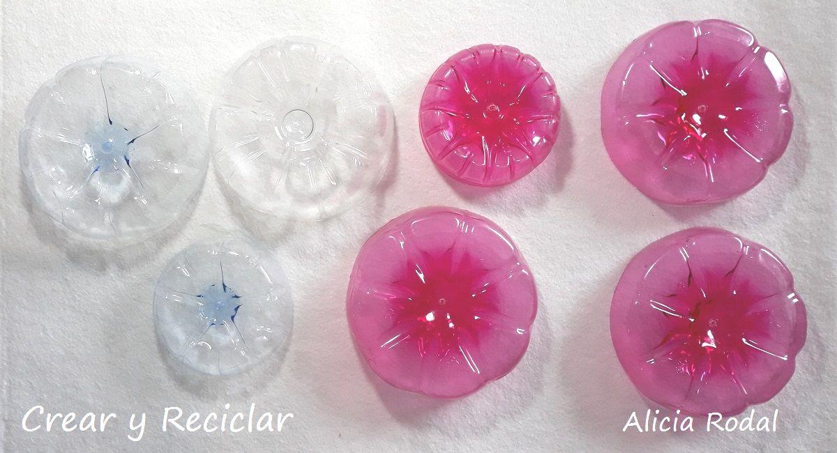 En este tutorial te muestro qué fácil es hacer figuras navideñas para decorar nuestro arbolito o pino navideño, para nuestro hogar, como manualidades para el colegio, para decorar nuestra oficina o lo que se te ocurra. 