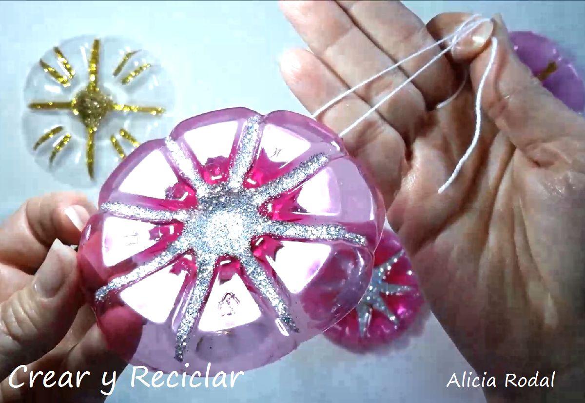 En este tutorial te muestro qué fácil es hacer figuras navideñas para decorar nuestro arbolito o pino navideño, para nuestro hogar, como manualidades para el colegio, para decorar nuestra oficina o lo que se te ocurra. 