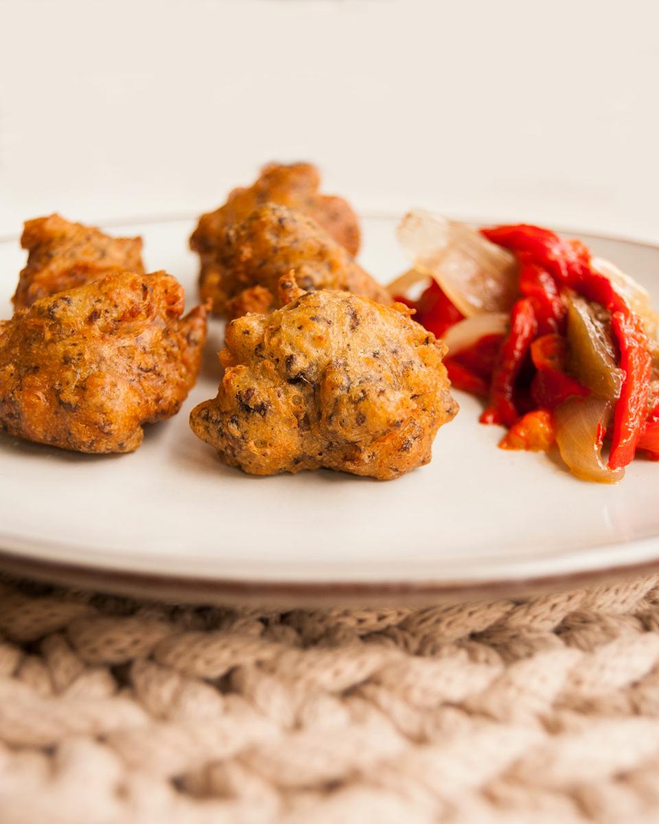 Plato de buñuelos con escalibada