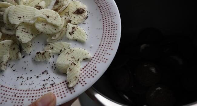 Le quitamos la crema a las galletas y trituramos la parte negra de las galletas Oreo