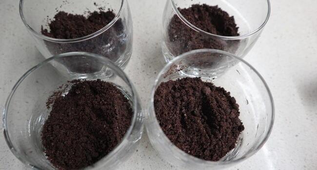 Repartir las galletas trituradas entre los vasos