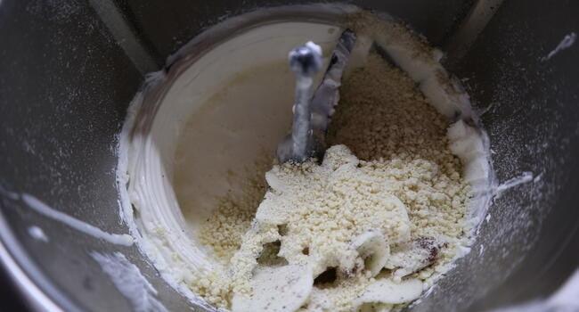 Echamos en el vaso junto al queso el chocolate blanco y mezclamos todo