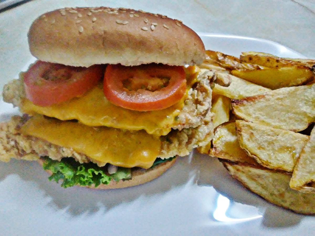 hamburguesa de pollo broaster con queso cheddar y vegetales