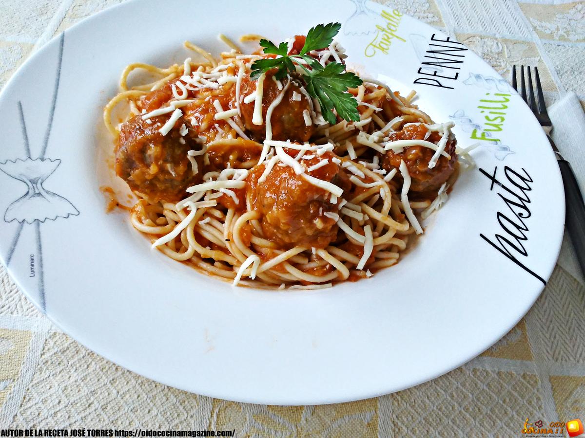espaguetis con albóndigas en salsa de tomate casero