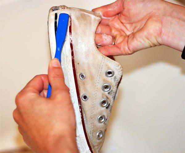 lavar zapatillas blancas de tela