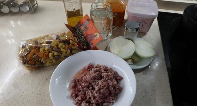 Los ingredientes necesarios para hacer la pasta para Halloween en Mambo