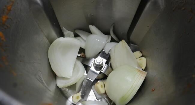 Echamos la cebolla y el ajo y lo picamos bien