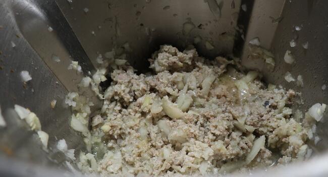 Sofreír la carne con la cebolla picada