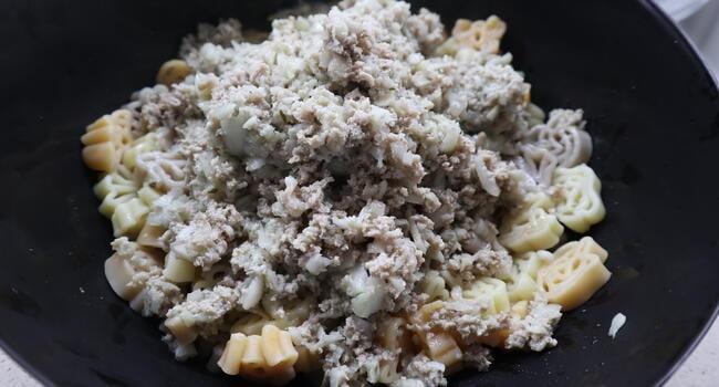 Echamos la pasta junto a la carne picada y la mezclamos todo junto
