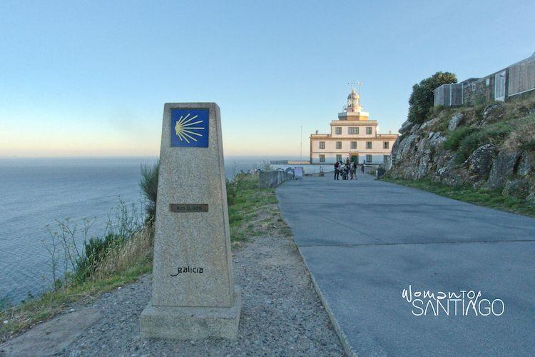 Faro de Finisterre con el mojón con el kilómetro cero