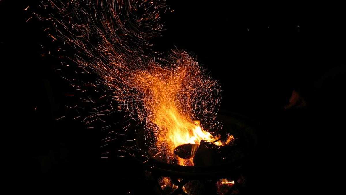 Fuego y chispas recordando a un conjuro de queimada no machista