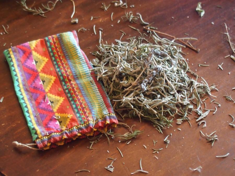 Hierbas aromaticas en un montón preparadas para meterlas en un saquito de tela para el armario