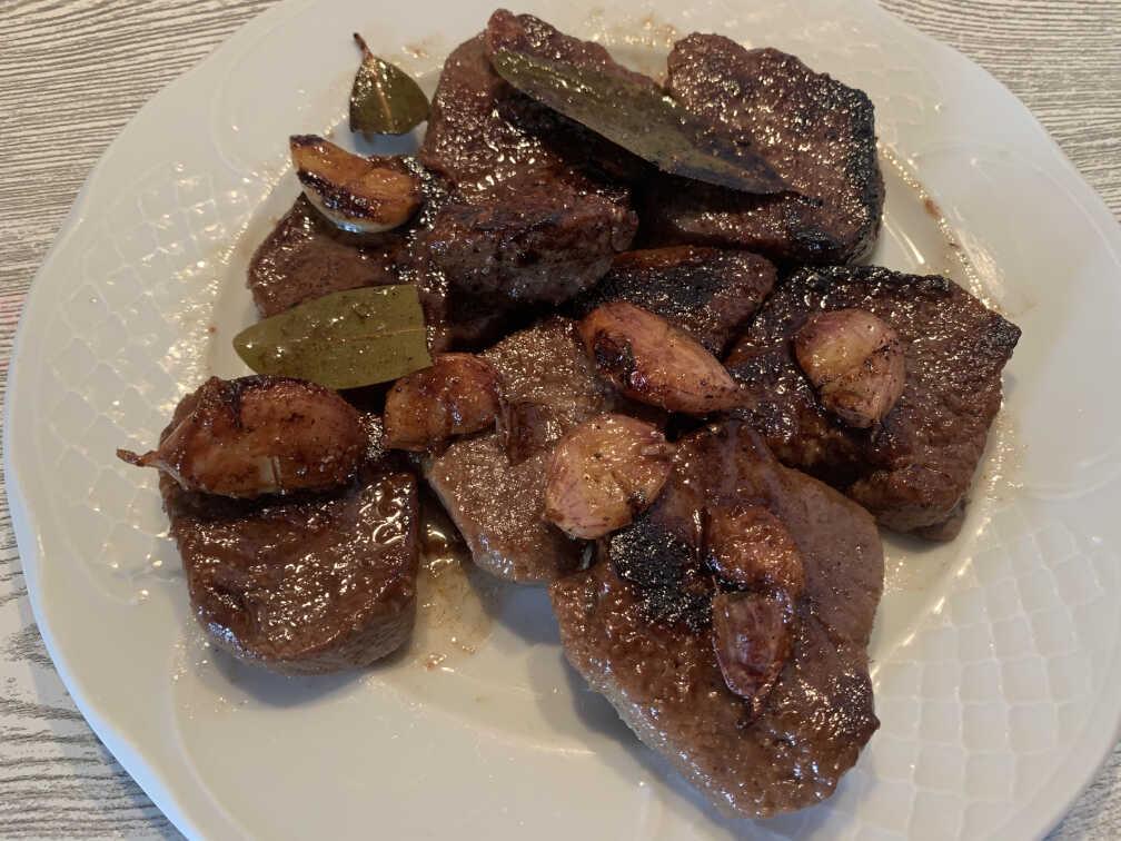 Lomo de ciervo a la cerveza en sartén