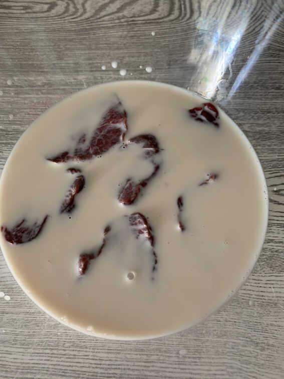 Carne de caza marinando en leche