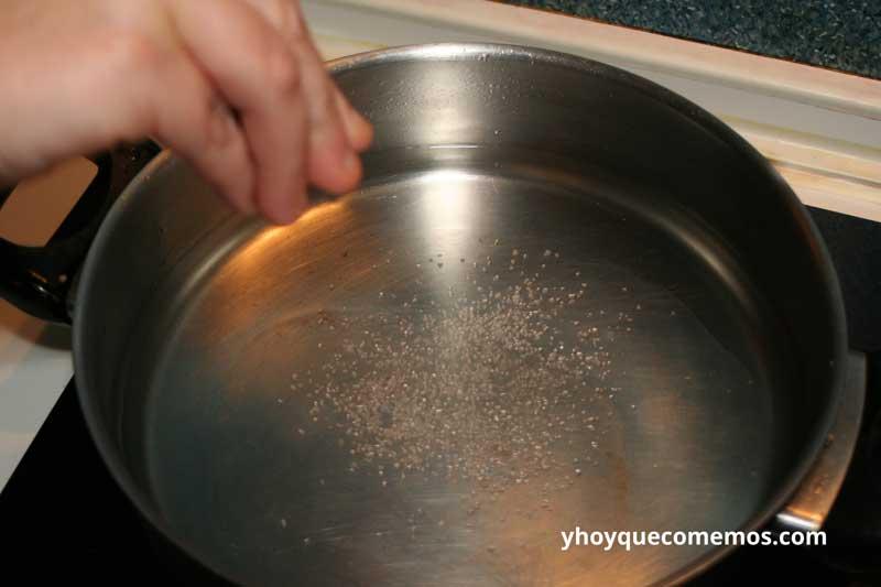preparar-olla-de-agua-con-sal para cocer las gambas