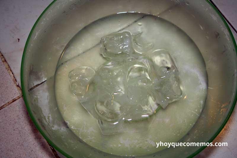 preparar-hielo para después introducir las gambas cocidas