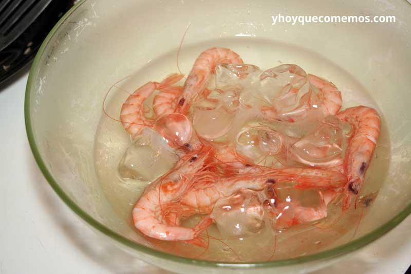 echar-gambas-en-agua-con-hielo