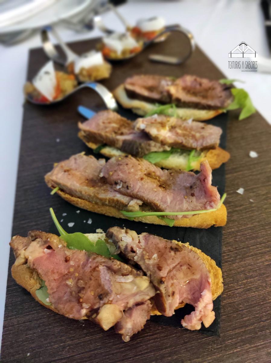 maridaje tosta de rosbif con rucula y salsa de mostaza