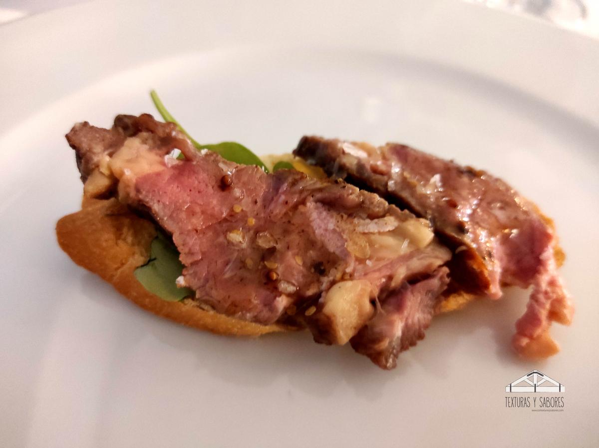 maridaje tosta de rosbif con rucula y salsa de mostaza 1