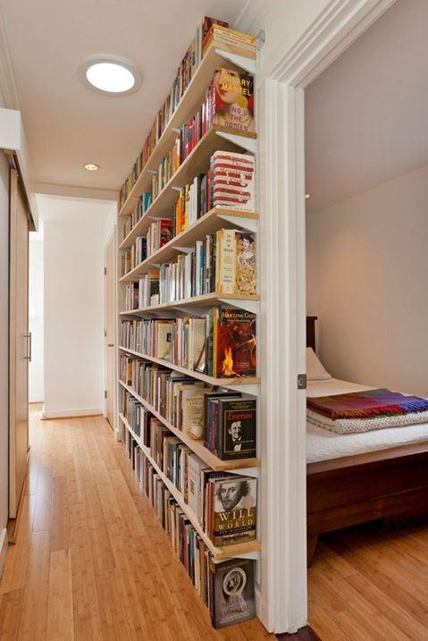 Pasillo con estantes. Vía Pinterest.