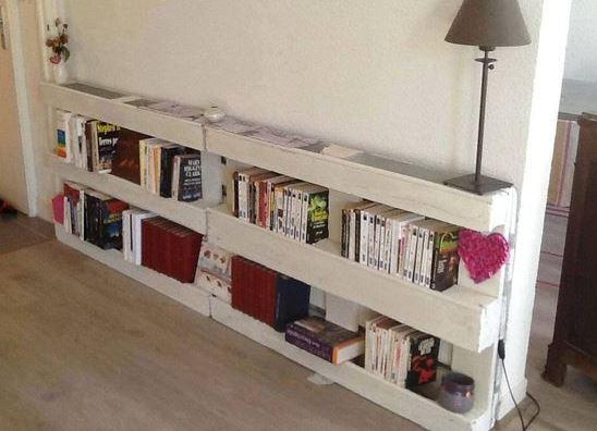 Estantes hechos con palets de madera. Vía La opinión de Murcia.