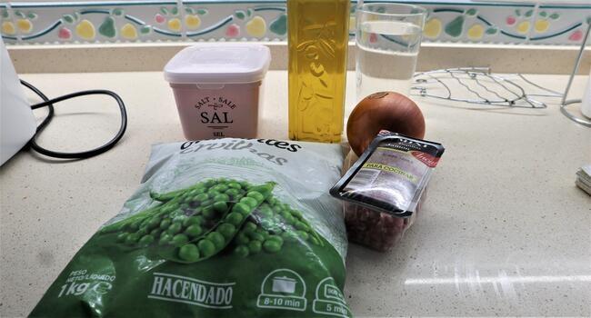 Los ingredientes necesarios para hacer los guisantes con jamón en Themomix