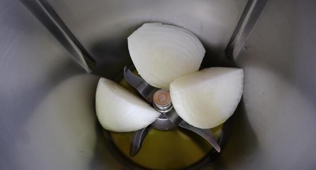 Echamos la cebolla y el aceite y trituramos todo