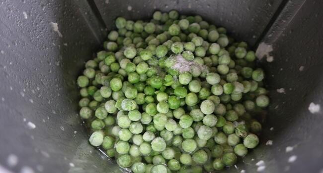Echamos ahora los guisantes congelados y los cocemos con el agua