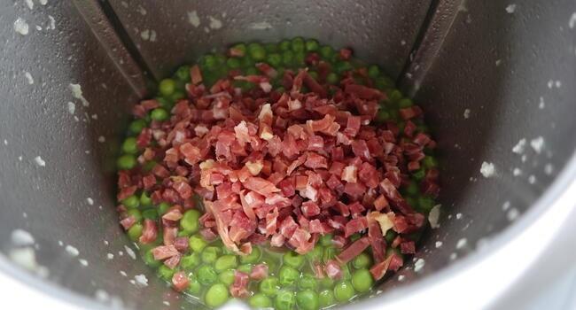 Echamos el jamón el lo cocinamos un poco para que cogan el gusto