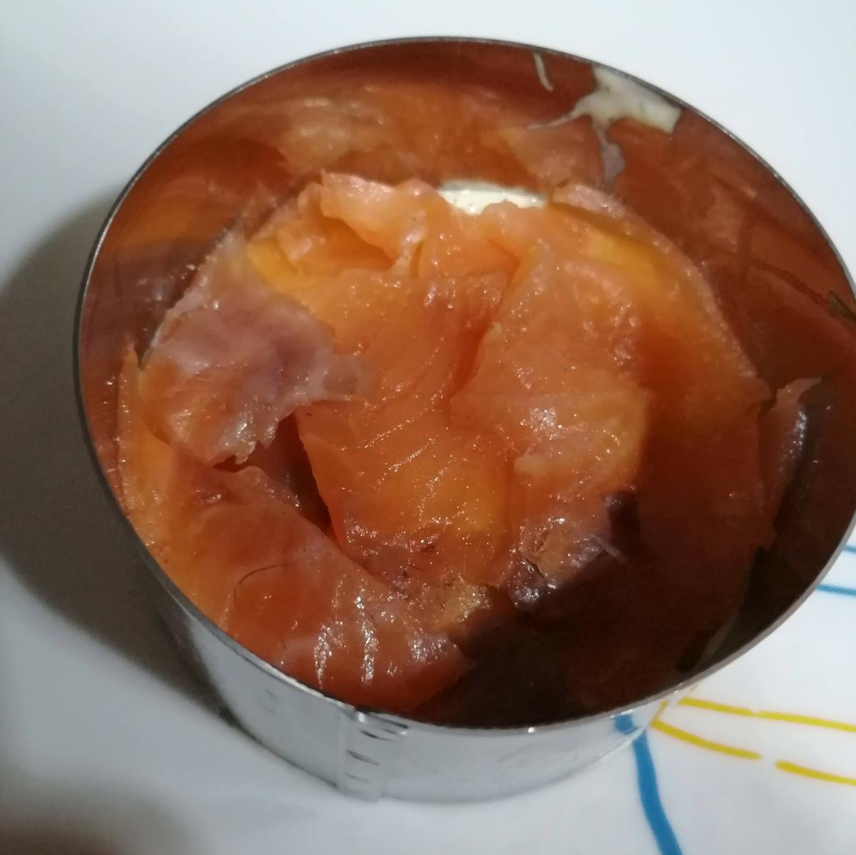 emplatando el timbal de patata, aguacate y salmón