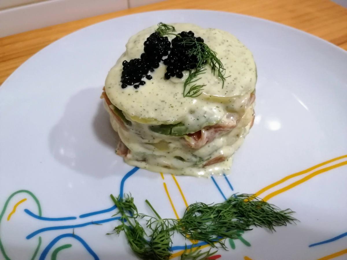 timbal de patata con aguacate y salmón