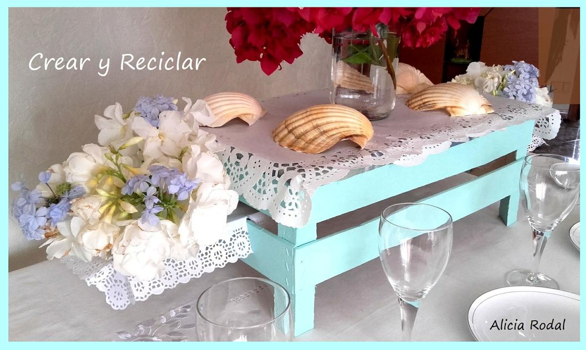 Las cajas de madera donde vienen las frutas y verduras, son tan versátiles que podemos hacer muchas cosas con ellas, algunas tan prácticas y funcionales como muebles, armarios, mesas, organizadores, etc. En este post te quiero mostrar más de 8 ideas hechas a partir de una simple caja de madera.