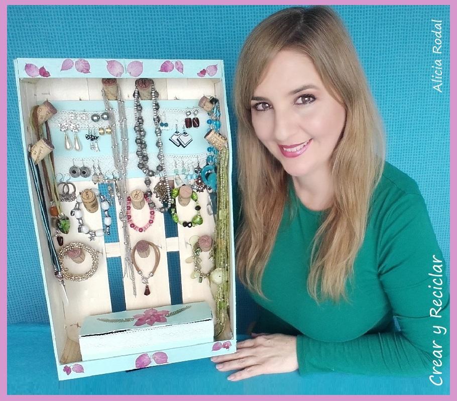 Las cajas de madera donde vienen las frutas y verduras, son tan versátiles que podemos hacer muchas cosas con ellas, algunas tan prácticas y funcionales como muebles, armarios, mesas, organizadores, etc. En este post te quiero mostrar más de 8 ideas hechas a partir de una simple caja de madera.