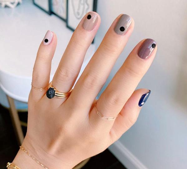 UÑAS DE MODA DOTS