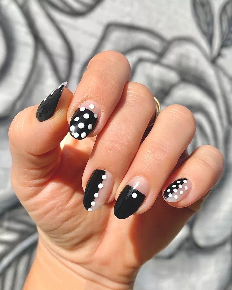 UÑAS DE MODA BLANCO Y NEGRO