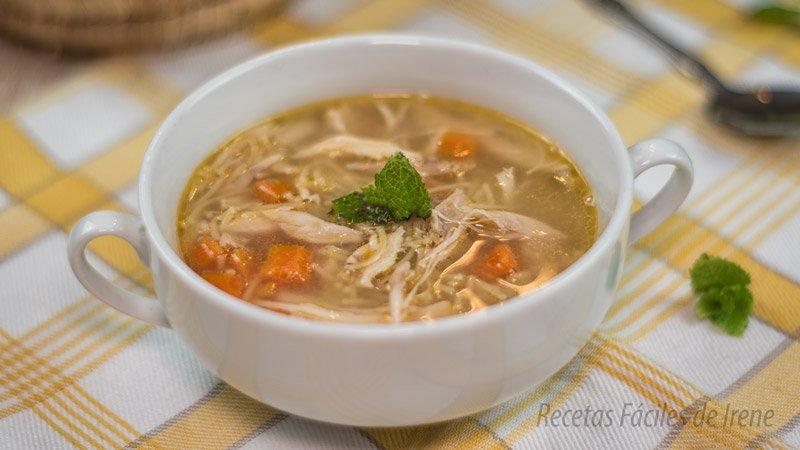 como se hac la sopa de pollo receta facil