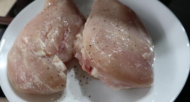 Salpimentamos las pechugas de pollo y calentamos el aceite