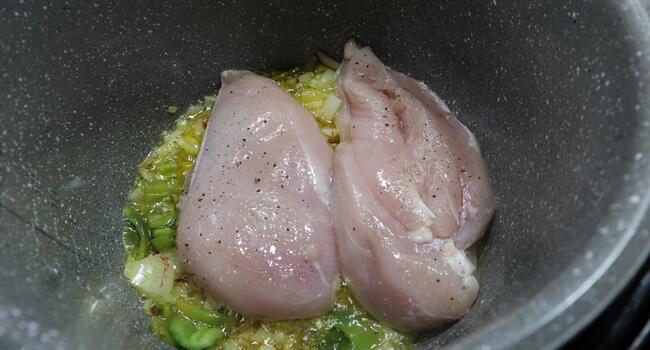 Hacemos el sofrito de la verdura y freímos las pechugas